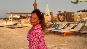 ليلى علوي تخطف الأنظار بإطلالة جديدة أمام البحر