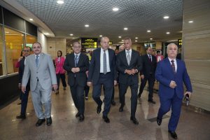 وزير الطيران المدني ورئيس الهيئة الوطنية للصحافة في استقبال أوائل الجمهورية قبل سفرهم إلى ألمانيا.. ثم أعقبها جولة تفقدية موسعة بمطار القاهرة الدولي