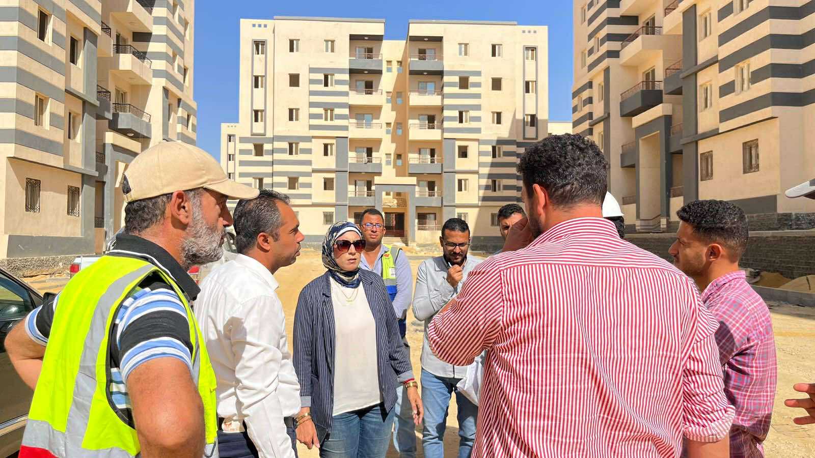 وزير الإسكان يتابع سير العمل بالمشروعات الخدمية والبنية الأساسية بالمرحلة العاجلة بالسويس الجديدة