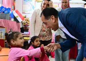 مدبولي يزور مدرسة بجولته في السويس لتفقد سير العملية التعليمية