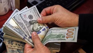 لماذا هبط الجنيه مقابل الدولار خلال تعاملات اليوم؟