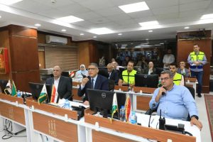 محافظ الجيزة يتابع انتظام مواقف السرفيس من داخل مركز سيطرة الشبكة الوطنية للطوارئ 