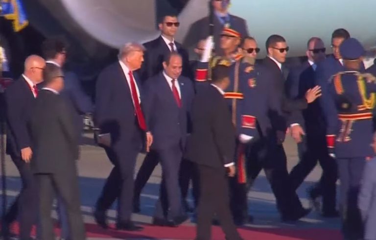 السيسي يستقبل ترامب في شرم الشيخ قبيل انطلاق قمة السلام