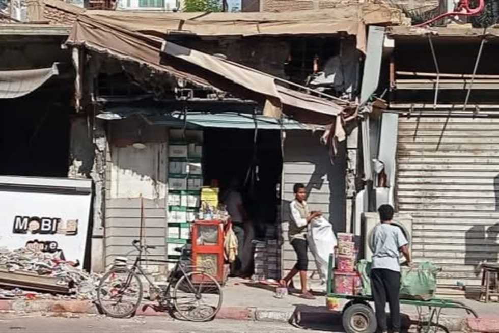 خلاف على الملكية يدفع شخص بتحريض سائق لودر على تحطيم محال بقنا