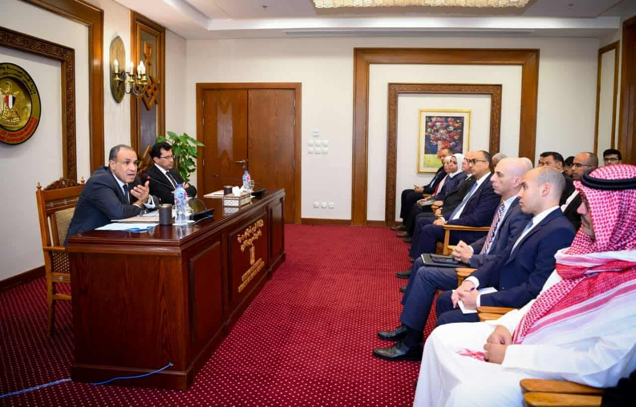 وزير الخارجية يلتقي وفد نموذج محاكاة برلمان الشباب العربي