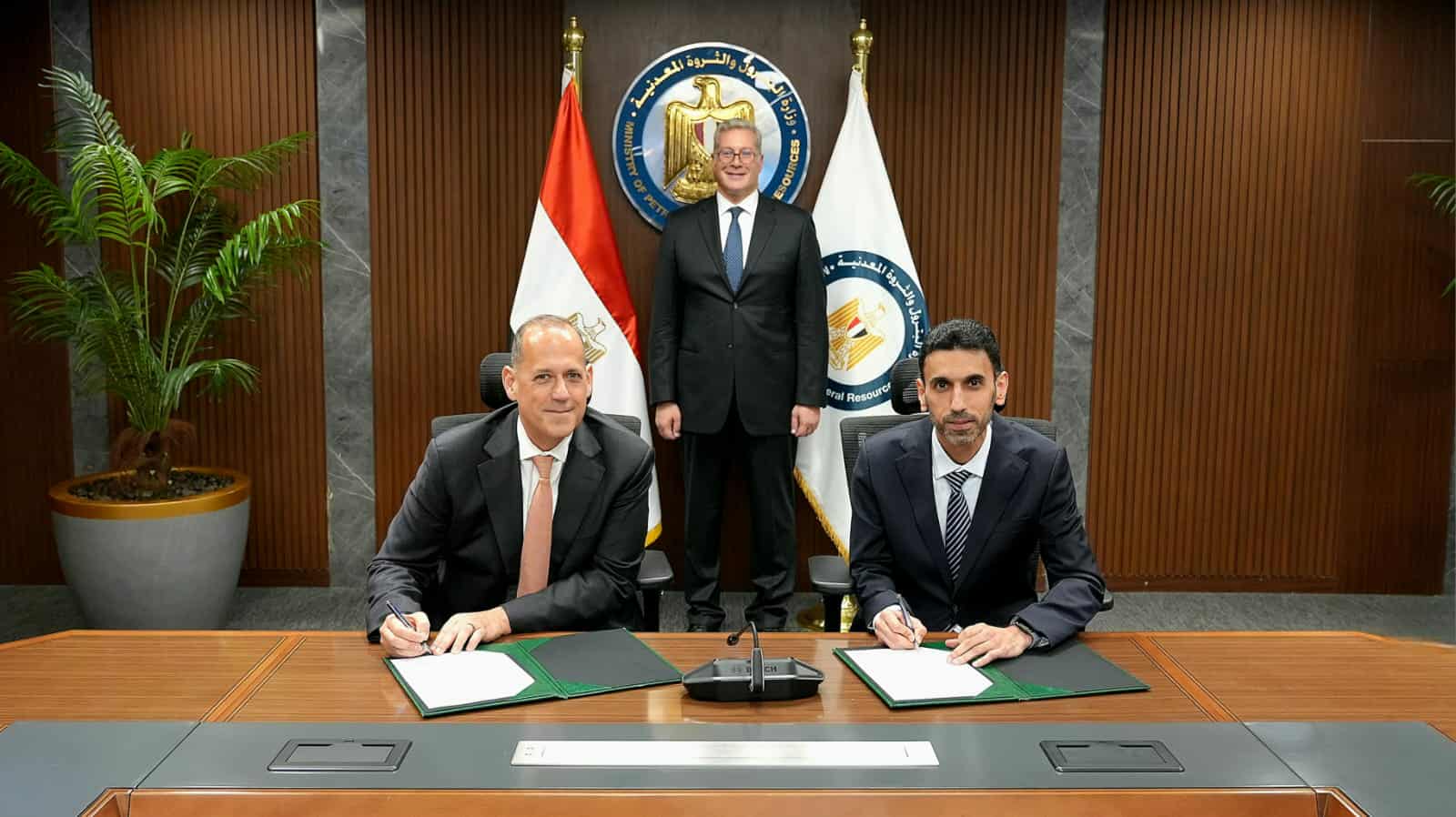 وزير البترول والثروة المعدنية يشهد توقيع عقد أعمال الحفر بين بي بي وفالاريس  لخمس آبار جديدة للغاز بالبحر المتوسط