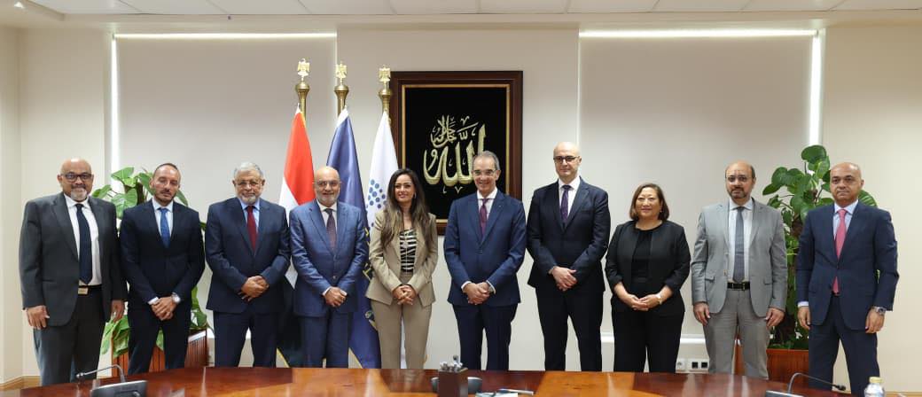 توقيع تراخيص خدمات و”إنترنت الأشياء” بين الجهاز القومي لتنظيم الاتصالات وسبع شركات عالمية لتصنيع السيارات