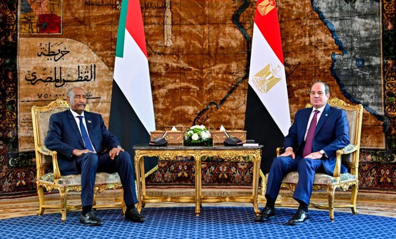 السيسي والبرهان يبحثان الأزمة السودانية وملف مياه النيل