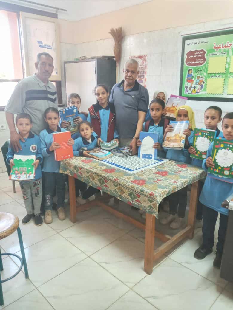 تسليم كتب دراسية جديدة لعدد 17 طالب من مصابي حادث تروسيكل ترعة منقباد بأسيوط