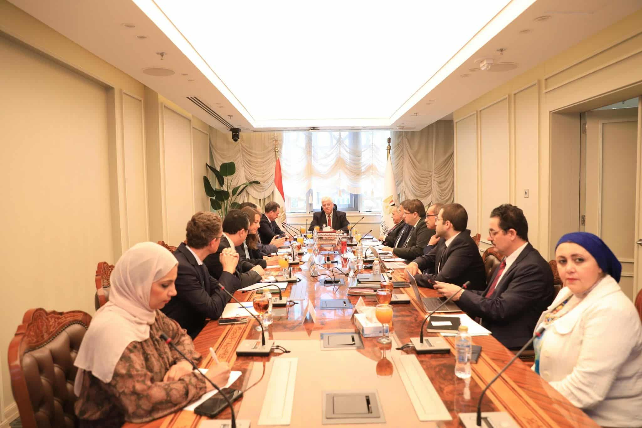 وزير التعليم العالي يبحث مع السفير الفرنسي مستجدات إنشاء الحرم الجديد للجامعة الفرنسية في مصر