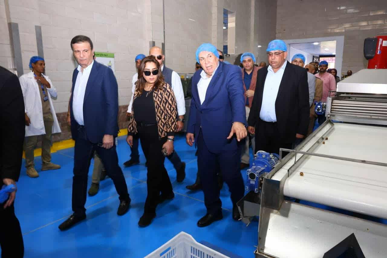وزيرا التنمية المحلية والزراعة يتفقدان مشروع الإنتاج الحيواني ومجمع تمور الوادي الجديد
