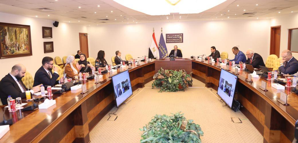 وزير الاتصالات يجتمع بأعضاء لجنة حماية حقوق مستخدمى الاتصالات