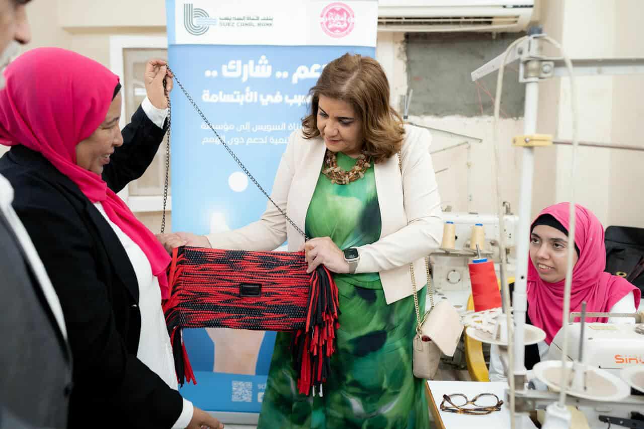 بنك قناة السويس يتبرع بماكينة ليزر لمؤسسة أمنية مصر