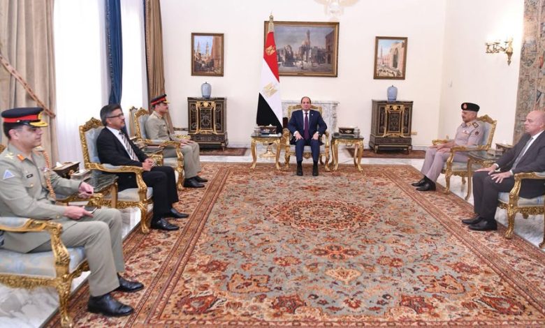 الرئيس السيسي يستقبل رئيس أركان القوات البرية الباكستانية في الاتحادية