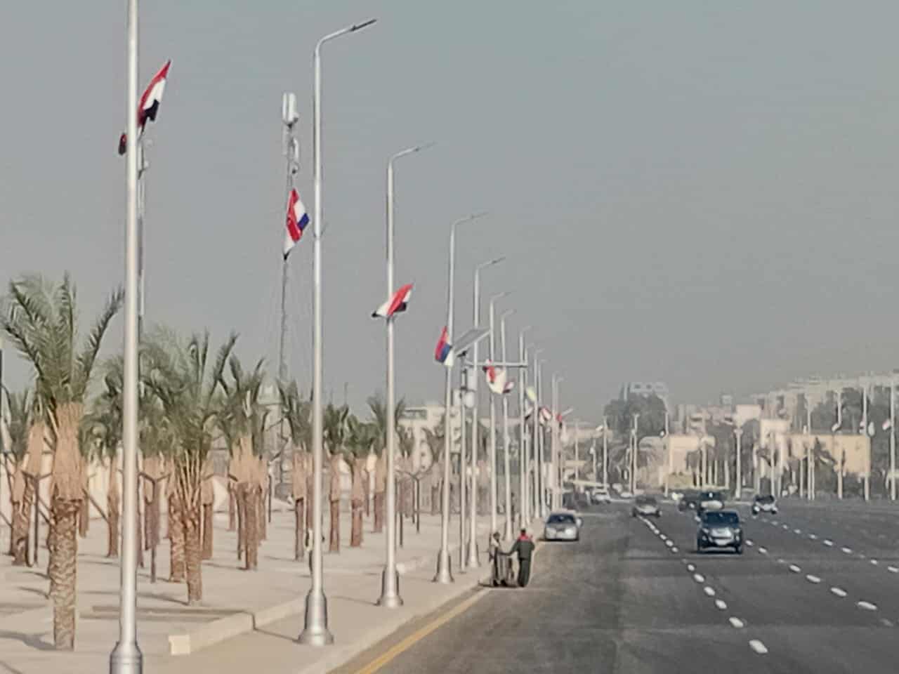 تعليق الأعلام واللافتات الترحيبية بالدول الضيوف على الطرق والمحاور المؤدية للمتحف المصري الكبير