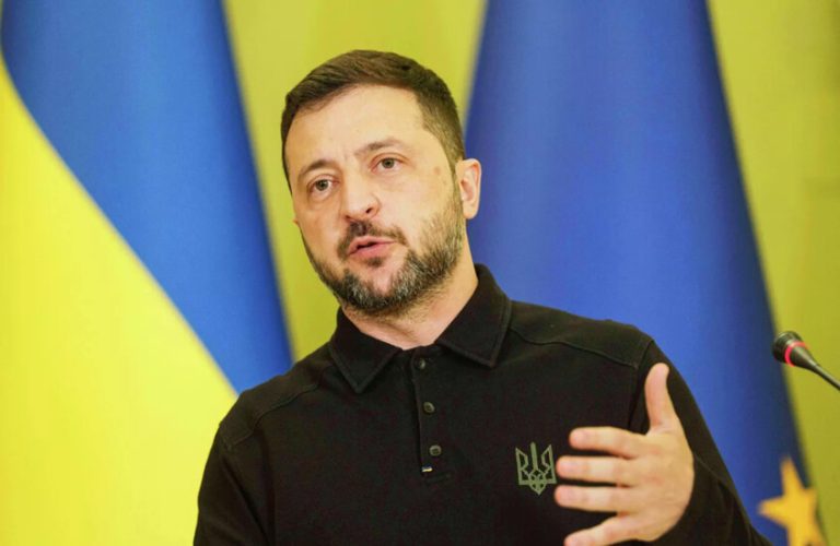 زيلينسكي: روسيا تقصف أوكرانيا بصواريخ باليستية