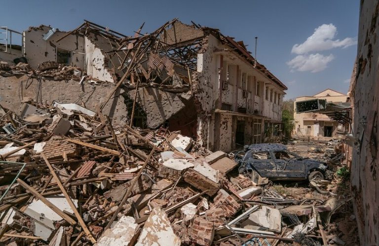 أدانت جمهورية مصر العربية، بشدة الهجوم الذي استهدف مركزًا لإيواء النازحين في مدينة الفاشر بشمال دارفور، وأسفر عن مقتل وإصابة العشرات، ووصفت الحادث بأنه انتهاك جسيم للقانون الدولي الإنساني.