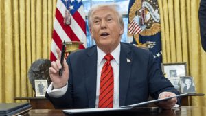 ترامب يحذّر حماس من «تدمير كامل» إذا تمسكت بالسلطة في غزة