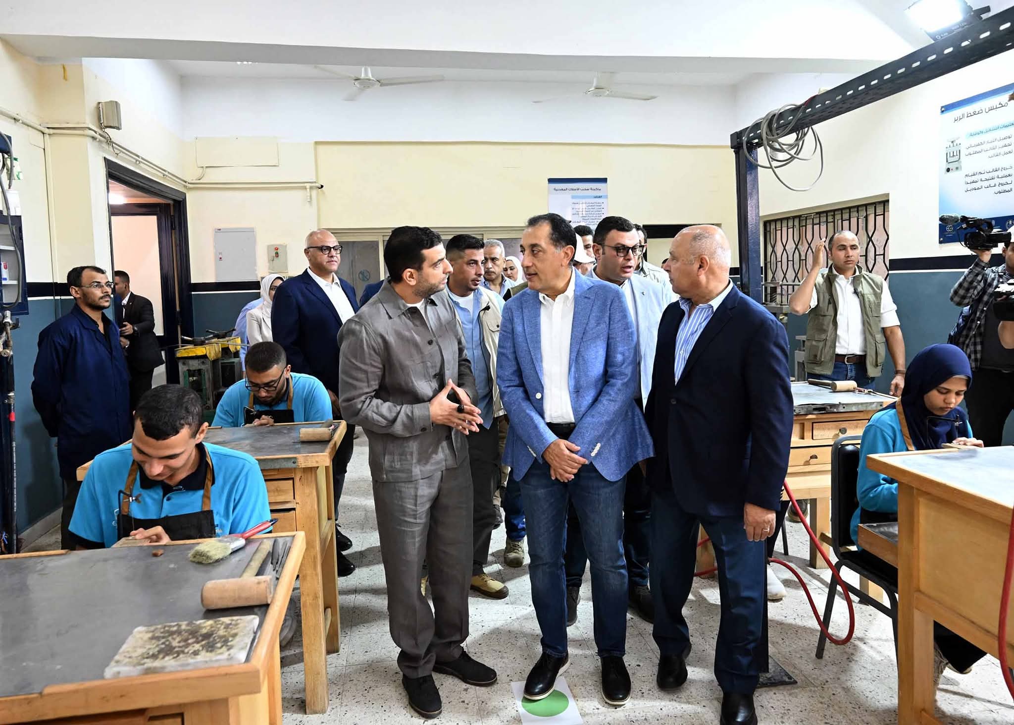 مدبولي يصل إلى مدرسة إيجيبت جولد لصناعة المجوهرات