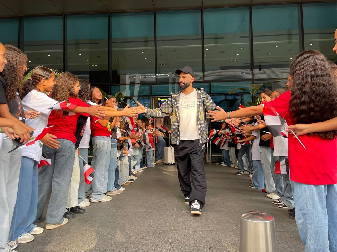 بأعلام مصر..إستقبال خاص لمحمد صلاح في مطار القاهرة