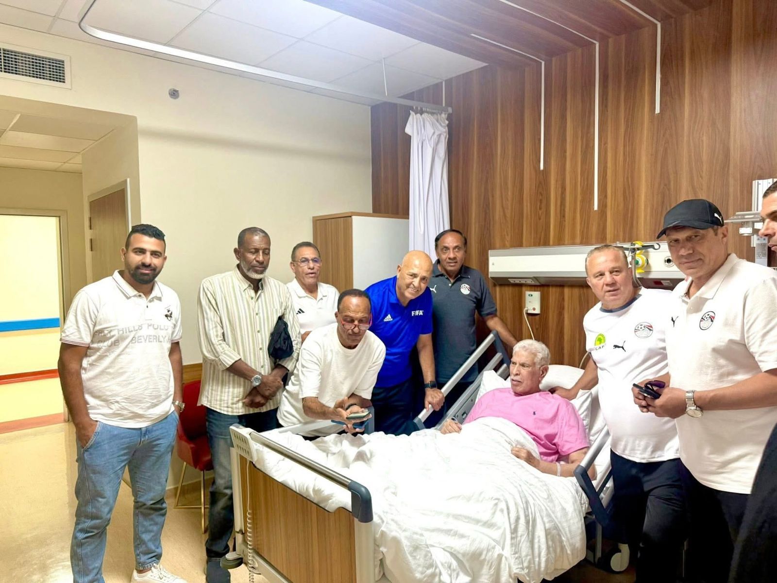 وفد من المدربين في زيارة للإطمئنان على حالة حسن شحاتة