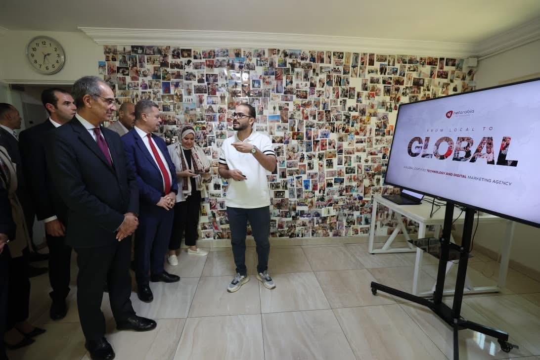 وزير الاتصالات يتفقد مركز “إكسيد” “Xceed ” لخدمة العملاء فى قنا