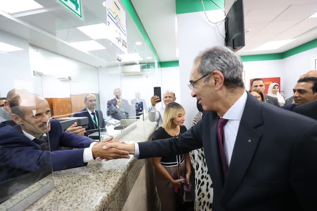 خلال زيارته لمحافظة قنا.. وزير الاتصالات يتفقد الخدمات الحكومية والبريدية والمالية المقدمة للمواطنين بمكتب بريد دندرة