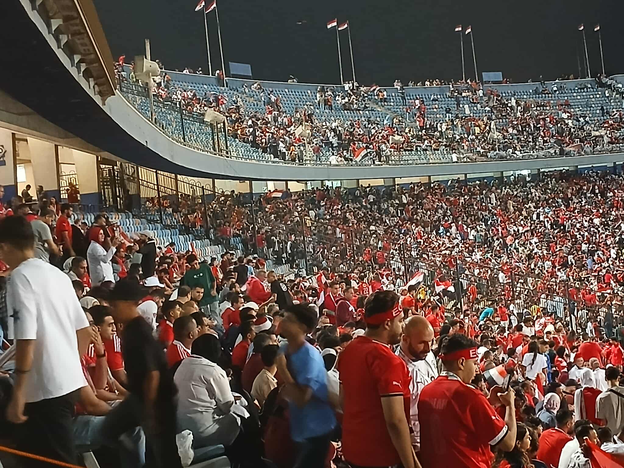 الجماهير تتوافد على استاد القاهرة لمتابعة مباراة مصر وغينيا