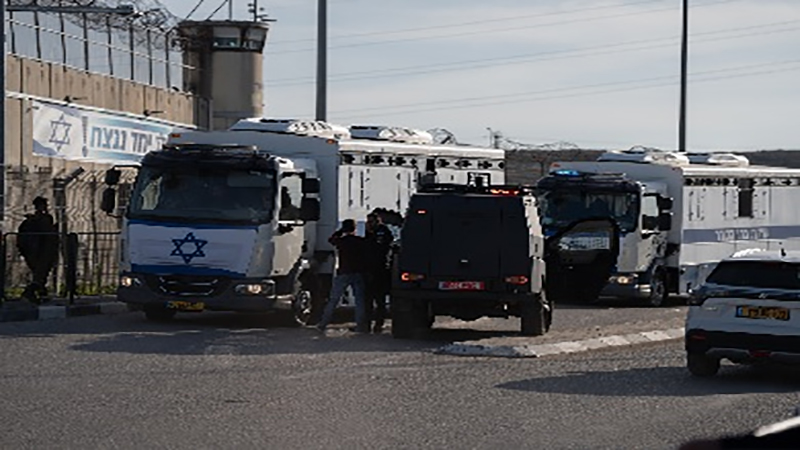 بدء إطلاق سراح 1716 أسيرا فلسطينيا من سجن عوفر لنقلهم إلى غزة