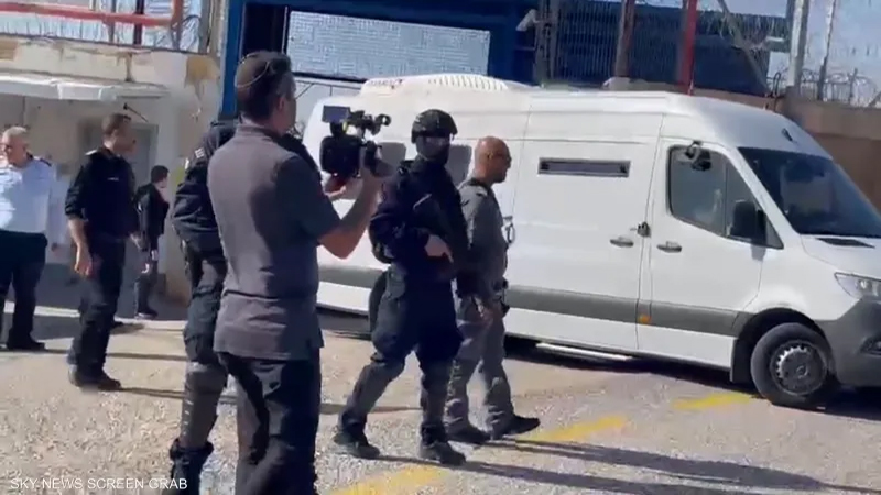 بدء نقل الأسرى الفلسطينيين من السجون الإسرائيلية