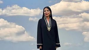 منى زكي بإطلالة غريبة تثير الجدل في أحد عروض الأزياء العالمية ..صور