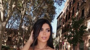 بالصور ..كارولين عزمي تجمع بين الكاجوال والأناقة في إطلالة عصرية