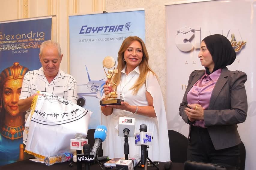 ليلى علوي تعبر عن سعادتها بتكريمها بمهرجان الإسكندرية السينمائي
