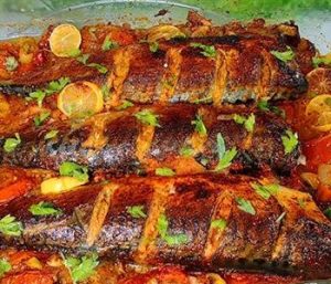 إليكم صينية السمك في الفرن  بطعم أشهر المطاعم