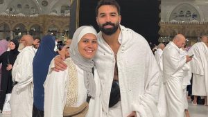 شاهد.. حازم إيهاب برفقة زوجته أمام الكعبة