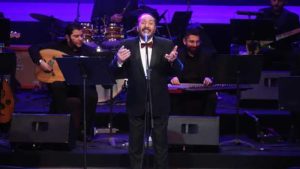 علي الحجار يغني لفلسطين في حفل مسرح البالون