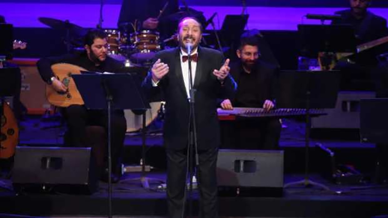 علي الحجار يغني لفلسطين في حفل مسرح البالون