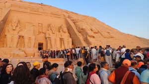 آلاف السائحين يصطفون لمشاهدة ظاهرة تعامد الشمس بمعبد أبوسمبل