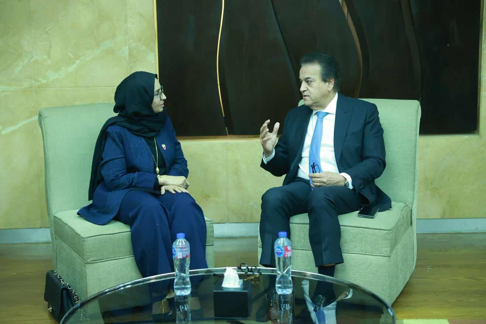 وزير الصحة يلتقي نظيرته البحرينية لتعزيز التعاون بين البلدين