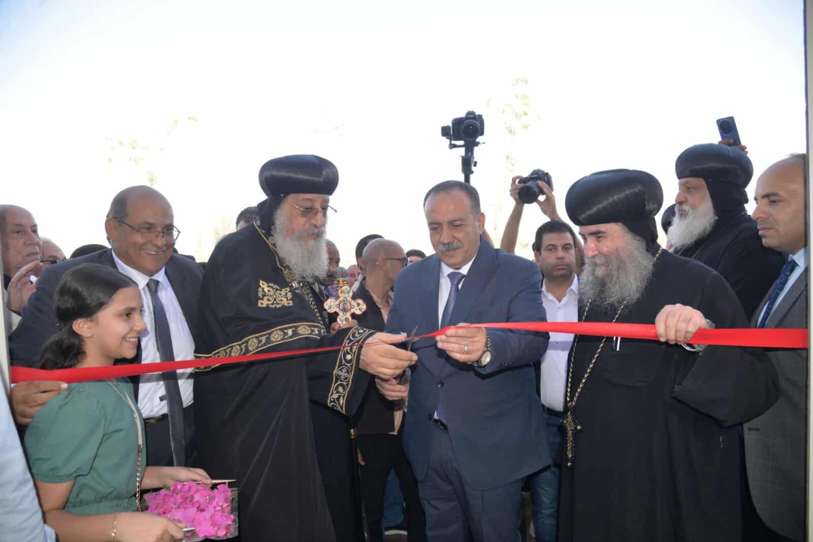 محافظ أسيوط يشارك قداسة البابا تواضروس في افتتاح “نادي الإيمان 2”