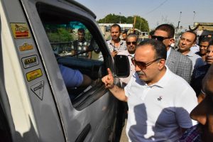 لمتابعة الالتزام بالتعريفة الجديدة.. محافظ أسيوط يتفقد مواقف السرفيس ومحطات الوقود
