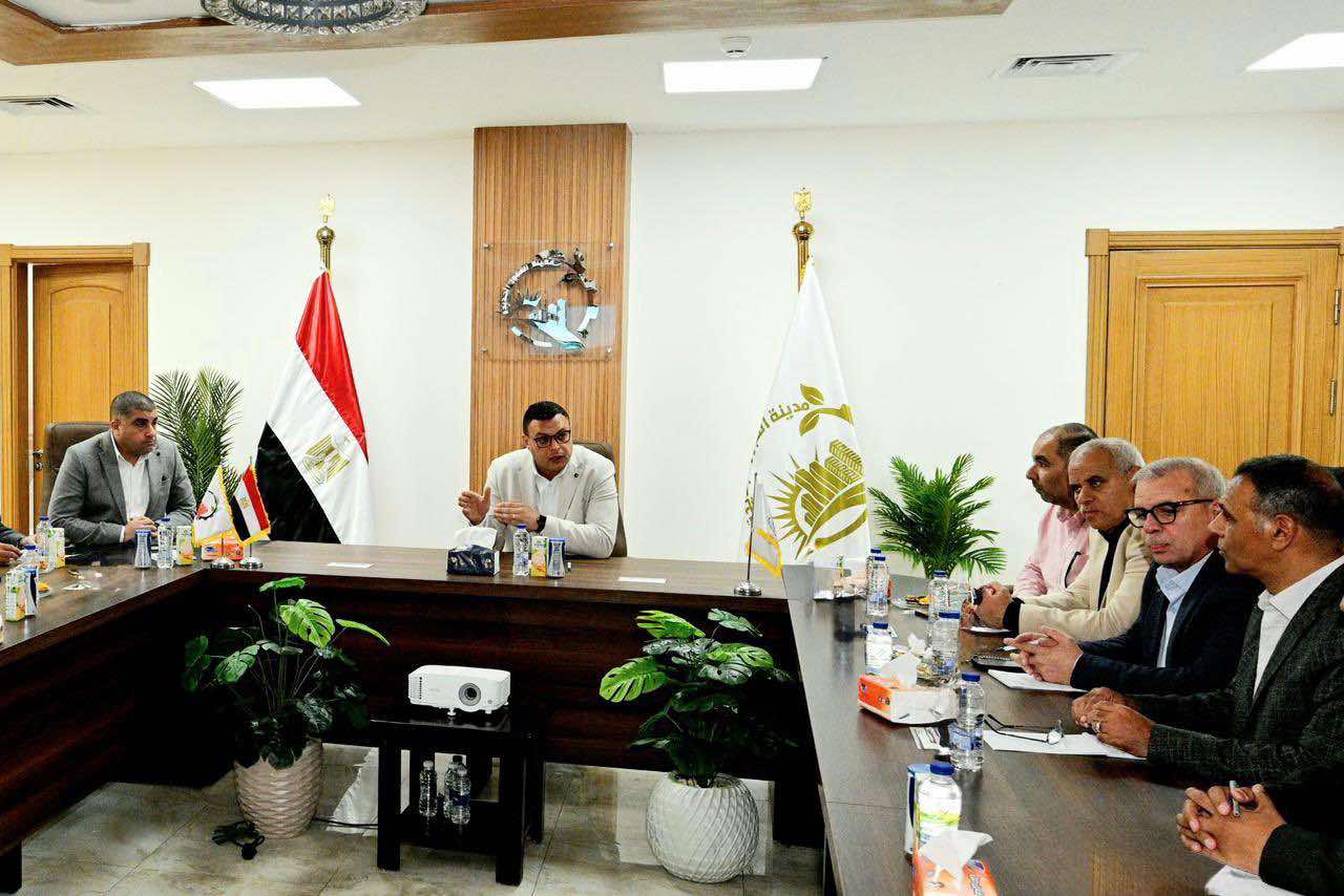 وزير الإسكان يعقد اجتماعًا بمقر جهاز مدينة العبور الجديدة لمتابعة الموقف التنفيذي لعدد من المشروعات