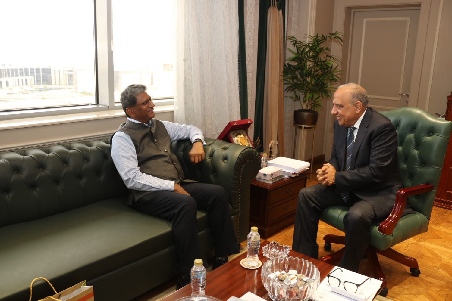 وزير الكهرباء يبحث مع سفير الهند بالقاهرة التعاون بمجالات الطاقة المتجددة والشبكات الذكية والهيدروجين الأخضر