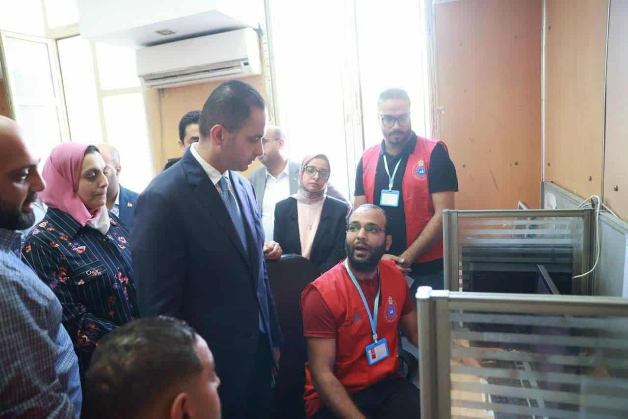 نائب وزير الصحة يتفقد غرفة الخط الساخن (137) بالإسكندرية