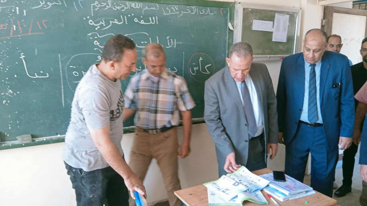 لتقصيرهما في عملهما.. إحالة مديرا مدرستين للشؤون القانونية بديروط في أسيوط