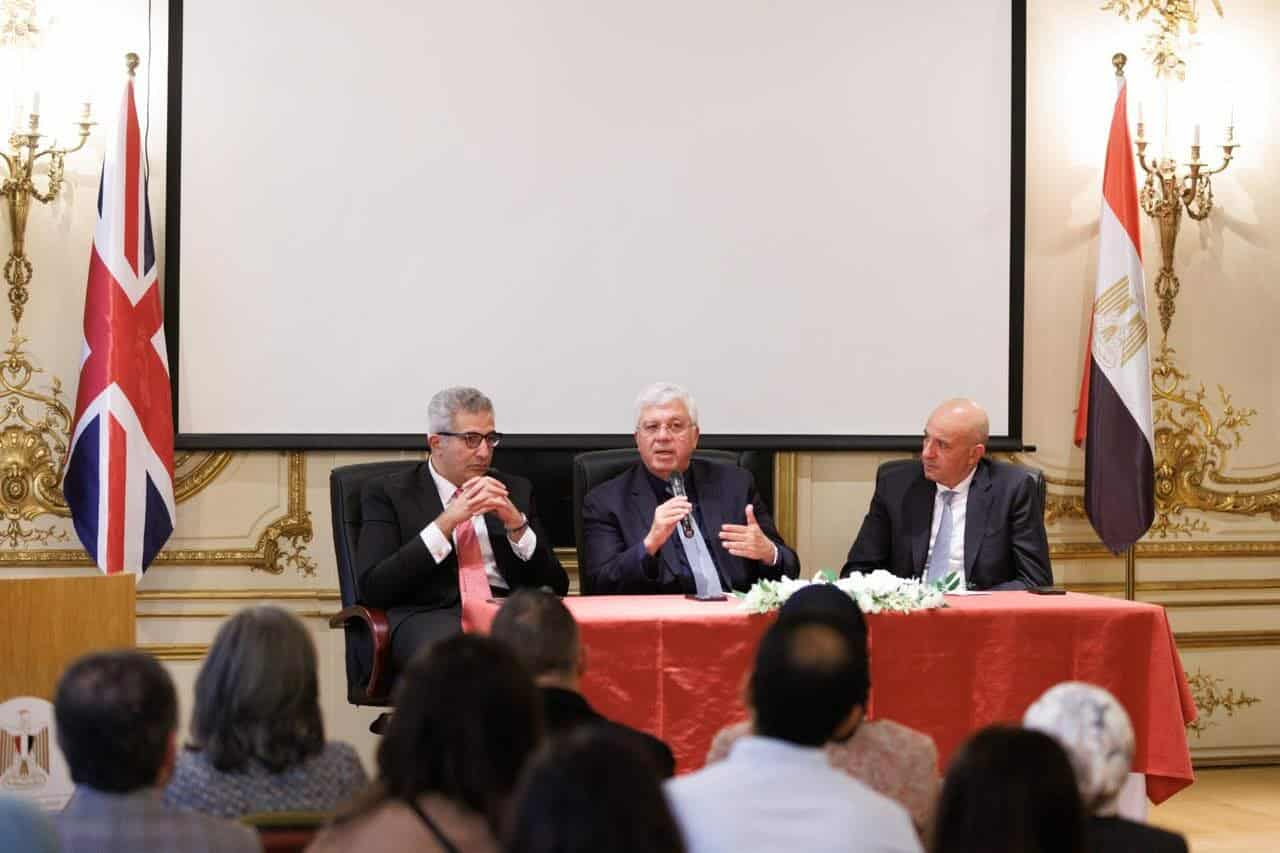 وزير التعليم العالي يلتقي بطلاب مصر في المملكة المتحدة ويبحث تعزيز الشراكات التعليمية مع “Pearson”