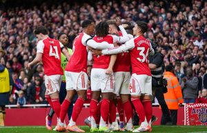 أرسنال يتصدر الدوري الإنجليزي
