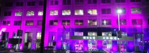 ميدبنك يشارك في شهر التوعية بسرطان الثدي بإضاءة مركزه الرئيسي باللون الوردي