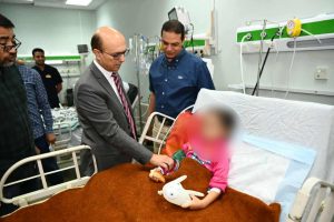 رئيس جامعة أسيوط يتفقد الحالة الصحية للأطفال المصابين في حادث قرية منقباد