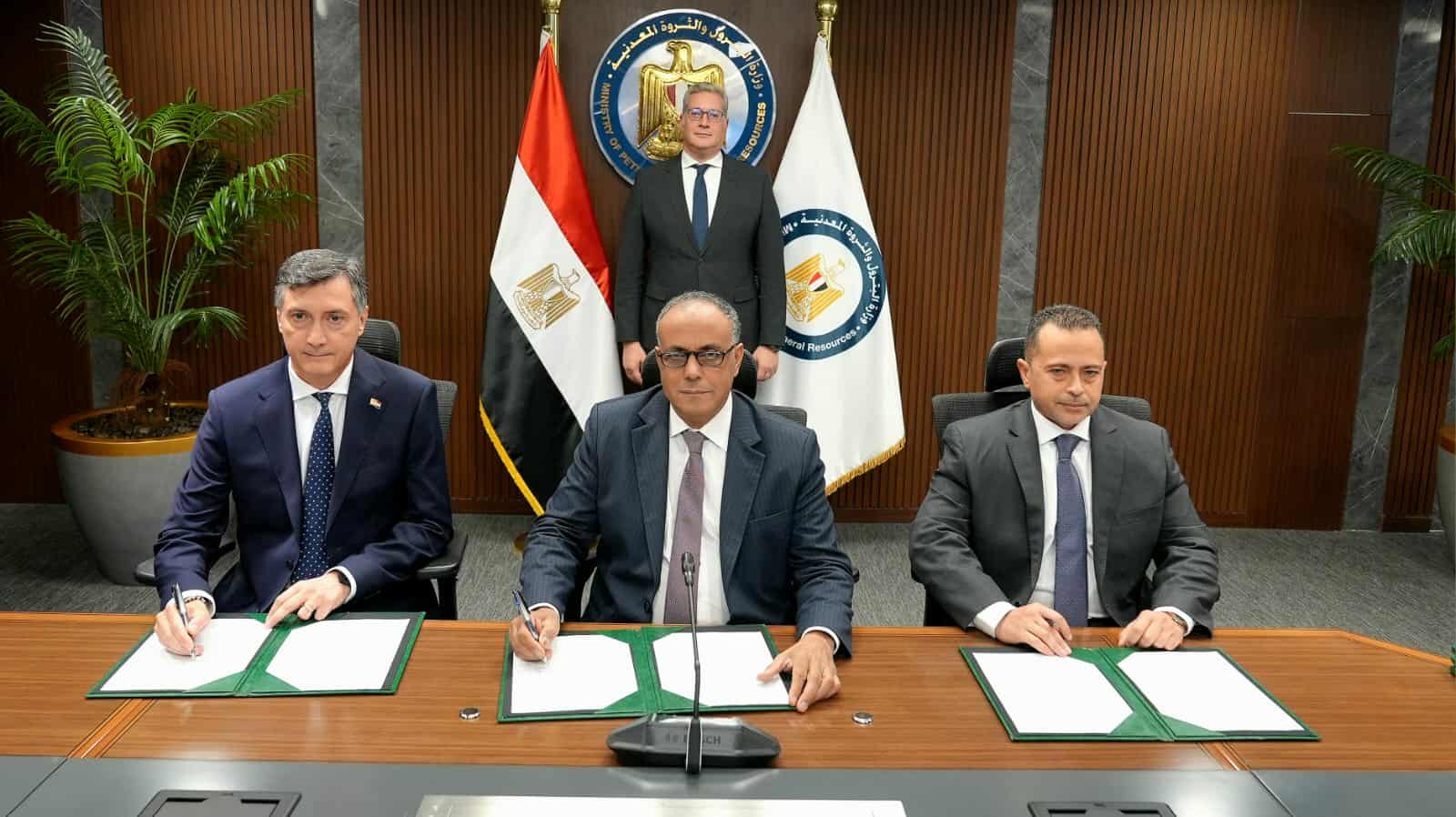 وزير البترول يشهد توقيع تمديد عقد تنمية حقل بلطيم شرق بين هيئة البترول وشركتي “إيني” و”بي بي”